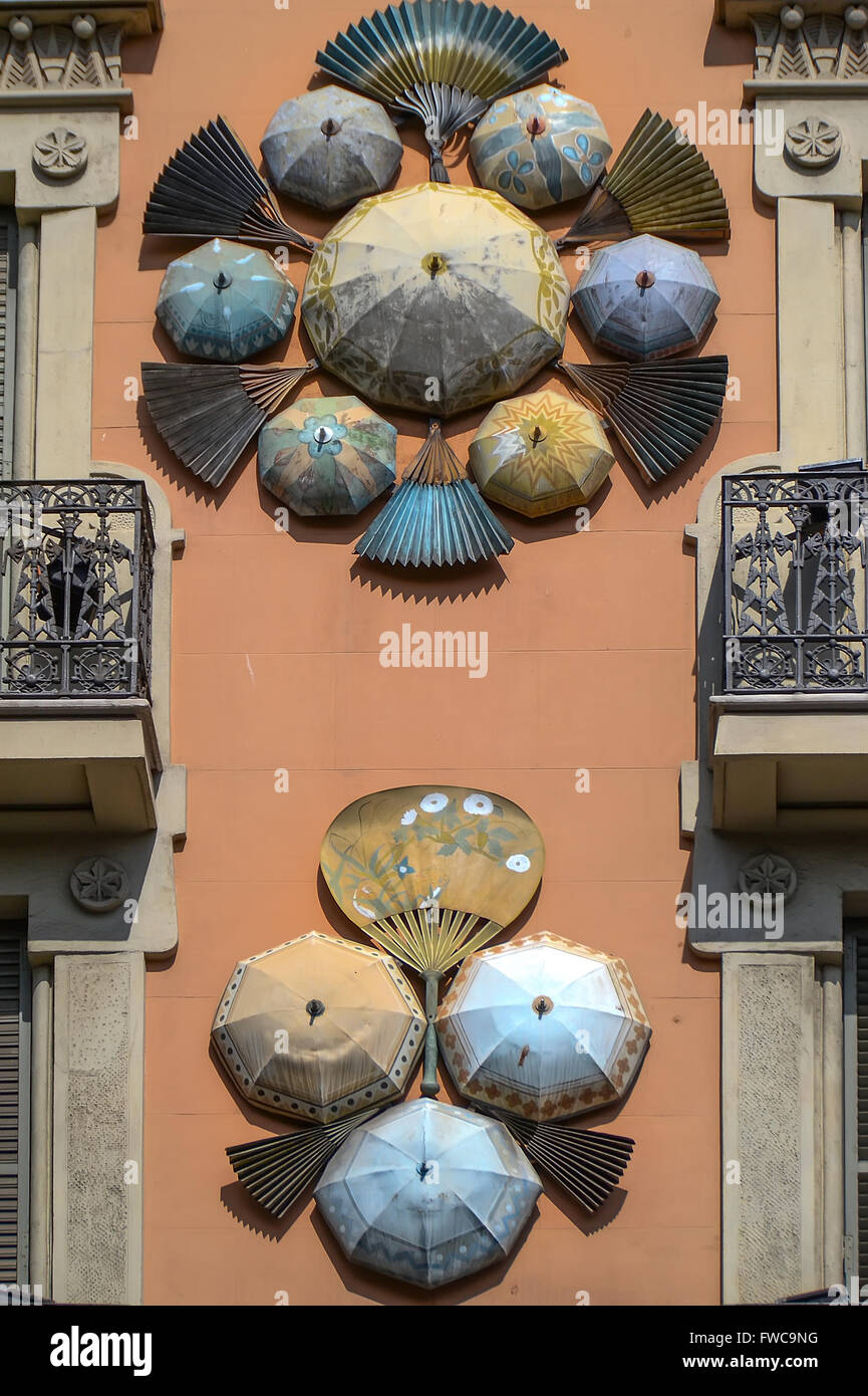 Haus der Schirme (Casa Bruno Cuadros) aufbauend auf La Rambla in Barcelona, Katalonien, Spanien. Stockfoto