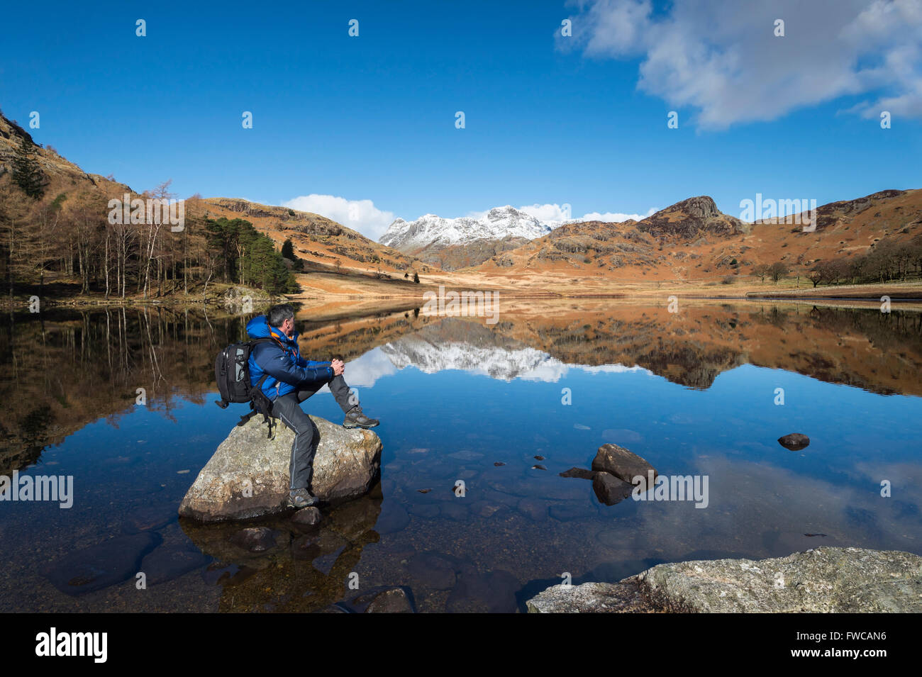 Rambler Blea Tarn und die Langdale Pikes im Winter, The Lake District, Cumbria, England, UK Stockfoto