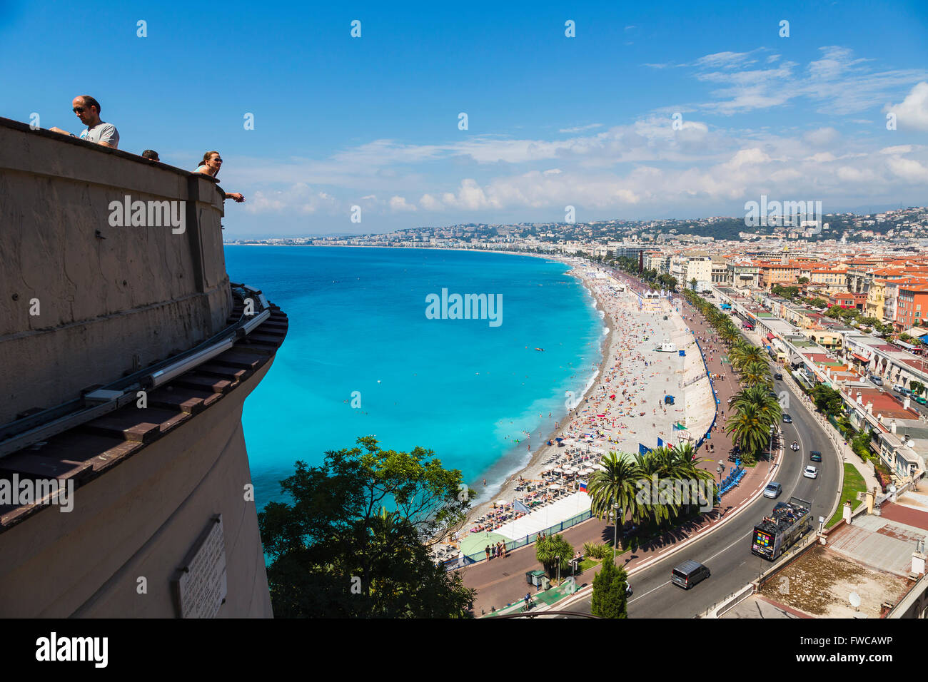 Nizza, Côte d ' Azur, Cote d ' Azur, Frankreich.  Strand und Promenade des Anglais, gesehen vom Parc De La Colline du Chateau. Stockfoto