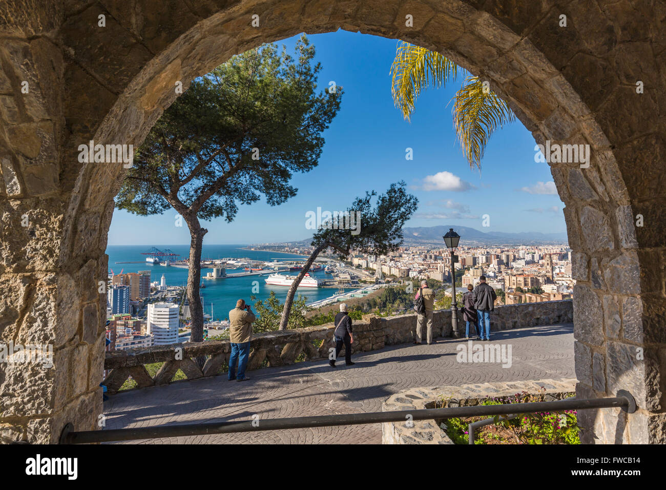 Málaga, Costa Del Sol, Provinz Malaga, Andalusien, Südspanien.  Klassische Ansicht von der Terrasse des Parador Nacional Stockfoto