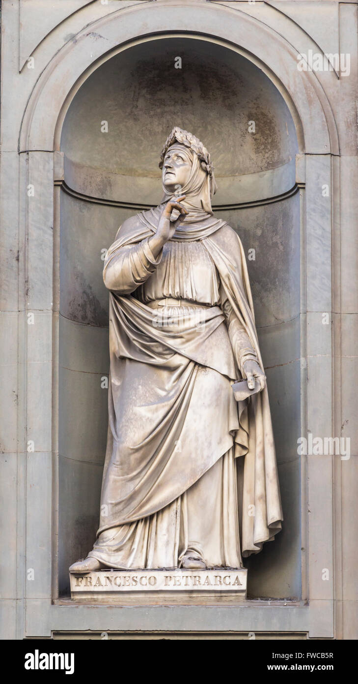 Florenz, Provinz Florenz, Toskana, Italien.  Statue in Piazzale Degli Uffizi des italienischen Gelehrten und Dichter Petrarch Stockfoto