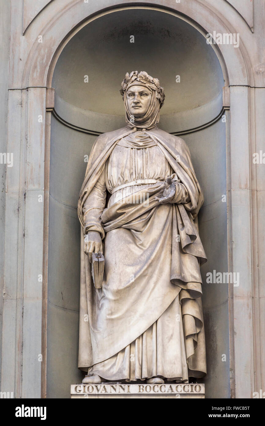 Florenz, Provinz Florenz, Toskana, Italien.  Statue in Piazzale Degli Uffizi des italienischen Dichters Giovanni Boccaccio, 1313-1375. Stockfoto