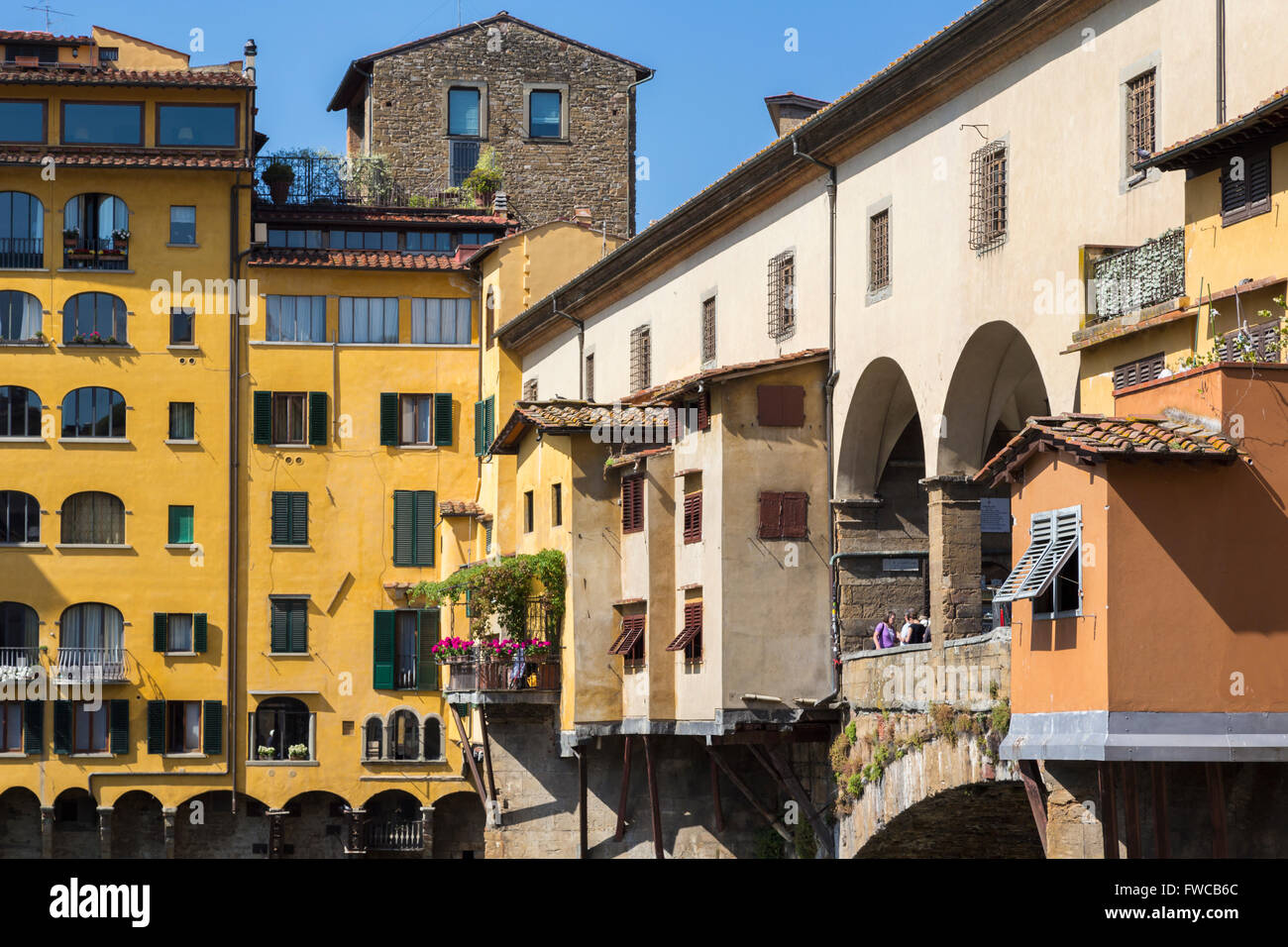 Florenz, Provinz Florenz, Toskana, Italien.  Nahaufnahme des mittelalterlichen Ponte Vecchio oder alte Brücke über den Fluss Arno. Stockfoto