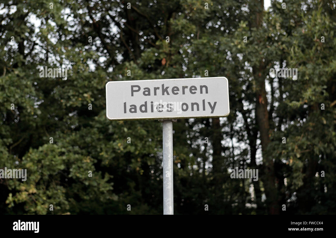 Ein "Parkeren Ladies only" ("Parkplatz Ladies only") Zeichen auf dem Parkplatz in einem Parkhaus Hotel in Amsterdam, Niederlande. Stockfoto