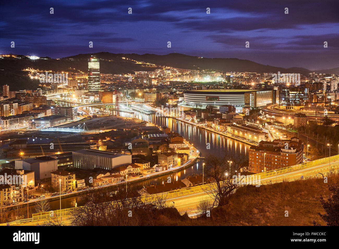 Bilbao am Abend, Biskaya, Baskenland, Baskenland, Spanien, Europa Stockfoto