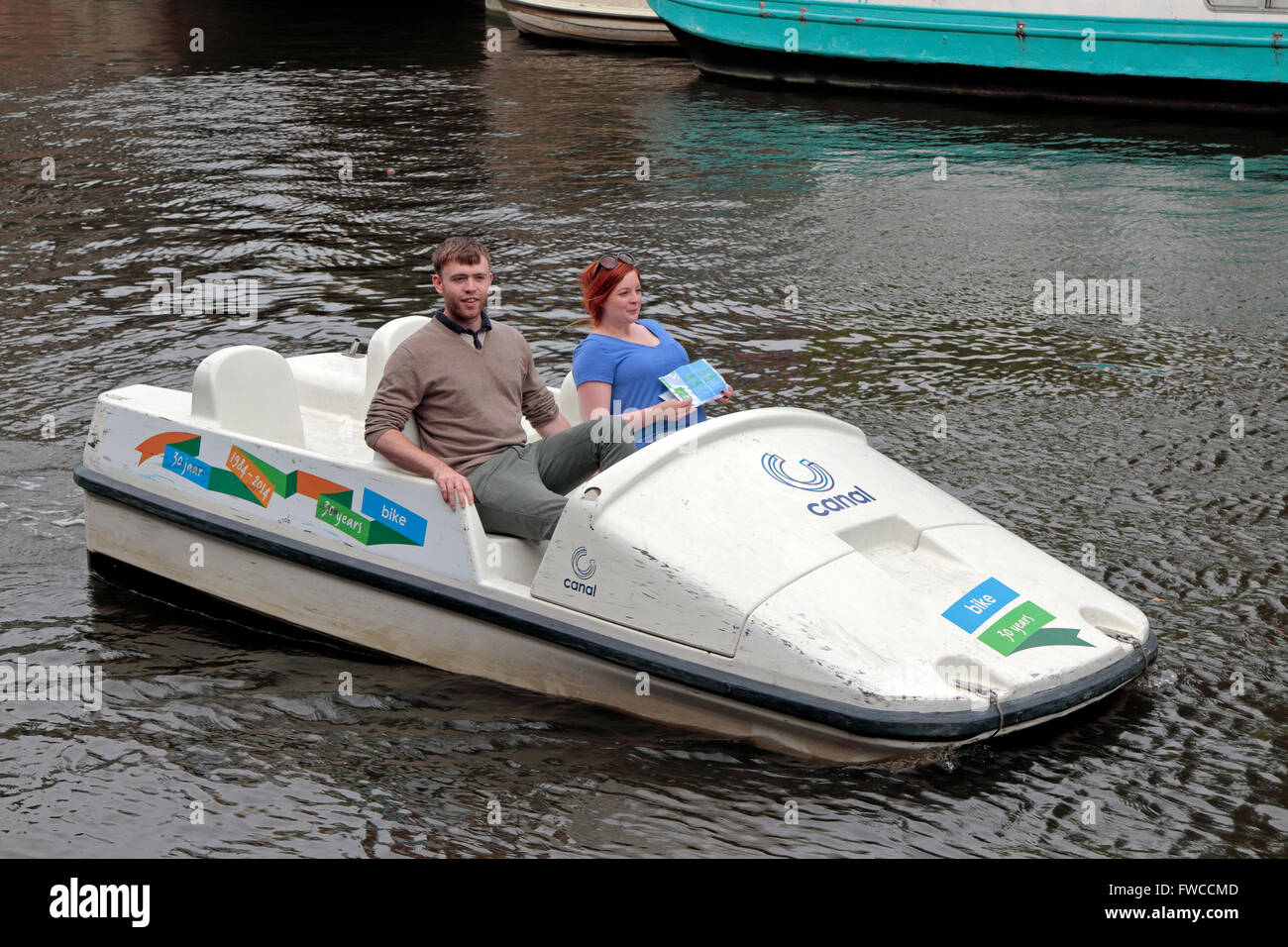 Ein Kanal Fahrrad hausieren Boot an einer Gracht in Amsterdam, Niederlande. Stockfoto