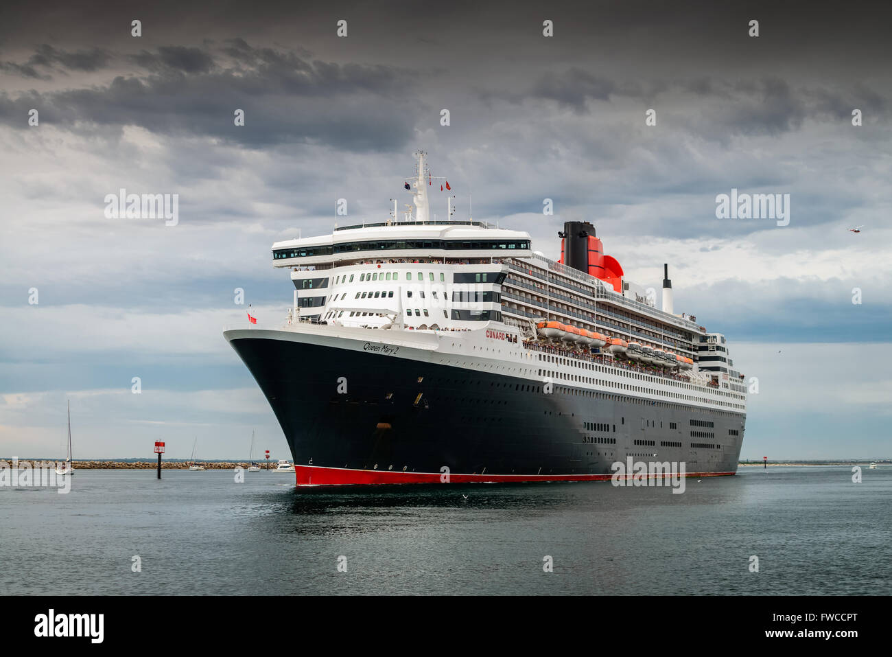 Adelaide, Australien - 10. März 2014: RMS Queen Mary 2 mit Personen an Bord für Kreuzfahrt vom Außenhafen verlässt. Stockfoto