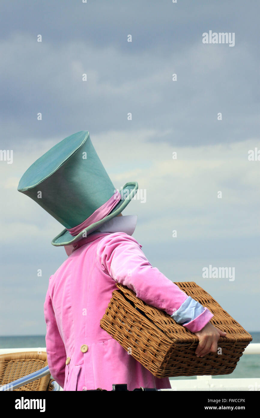 Der verrückte Hutmacher aus Alice im Wunderland und durch den Spiegel auf Cromer Pier Norfolk England Stockfoto