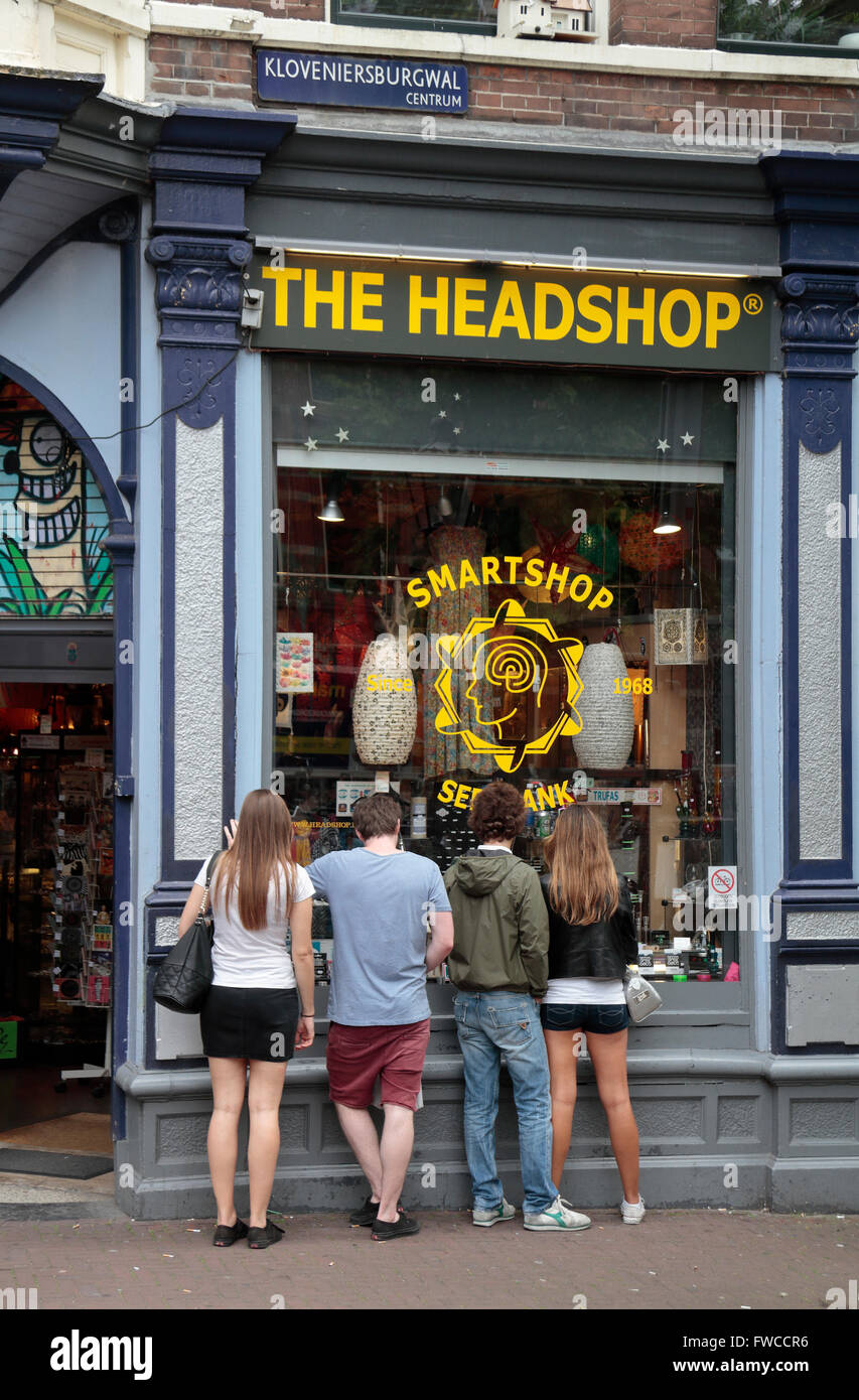 Das Schaufenster der "The Headshop", die "eine breite Palette von Rauchen und Lifestyle Accessoires" in Amsterdam, Niederlande verkauft. Stockfoto