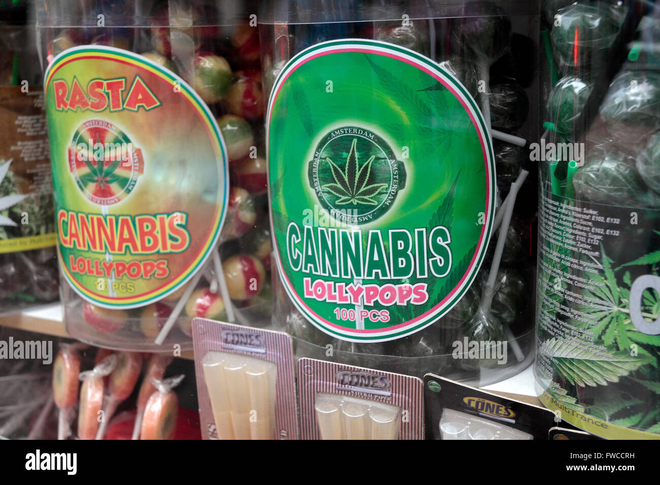 Eine Auswahl von Cannabis Lutscher in einem Schaufenster in Amsterdam, Niederlande. Stockfoto