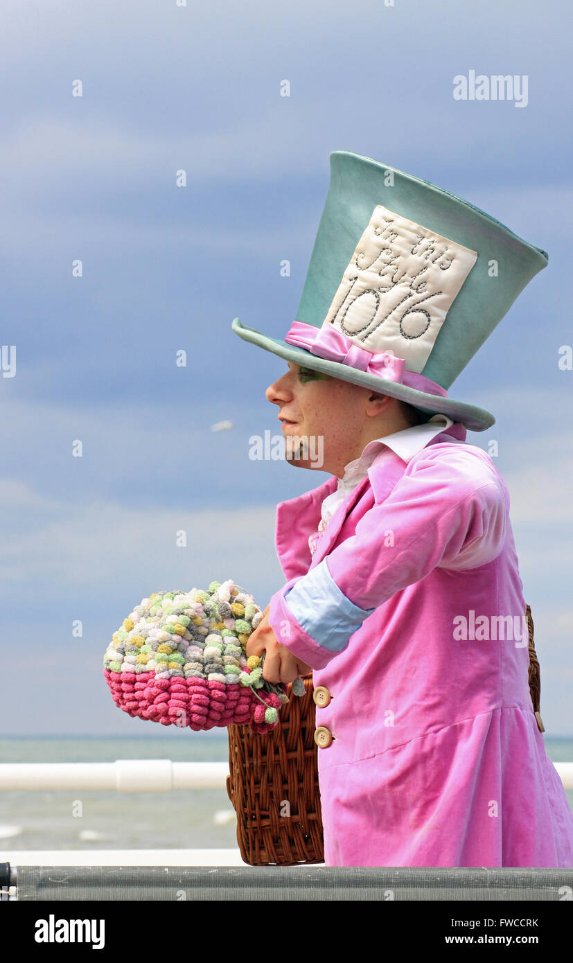 Der verrückte Hutmacher aus Alice im Wunderland und durch den Spiegel auf Cromer Pier Norfolk England Stockfoto