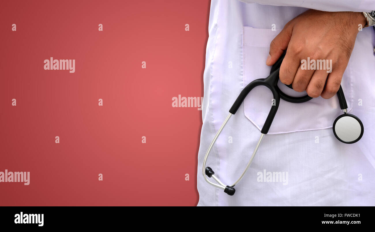 Roten medizinischen Hintergrund mit Arzt Stethoskop in der Hand. Stockfoto