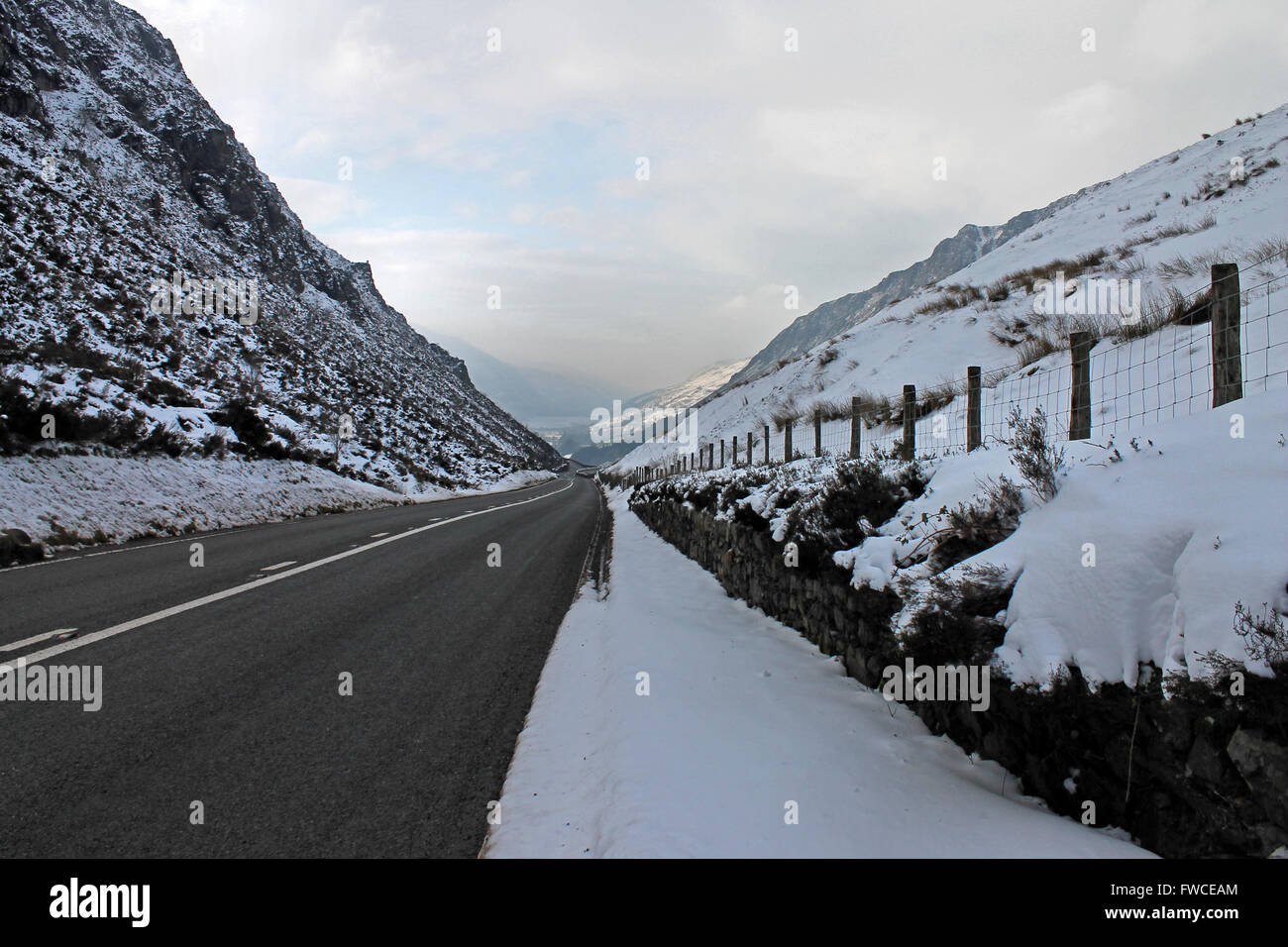 Die A487 Straße Tal Y Llyn See und Corris nach Schneefall auf Cadair Idris Wales Stockfoto