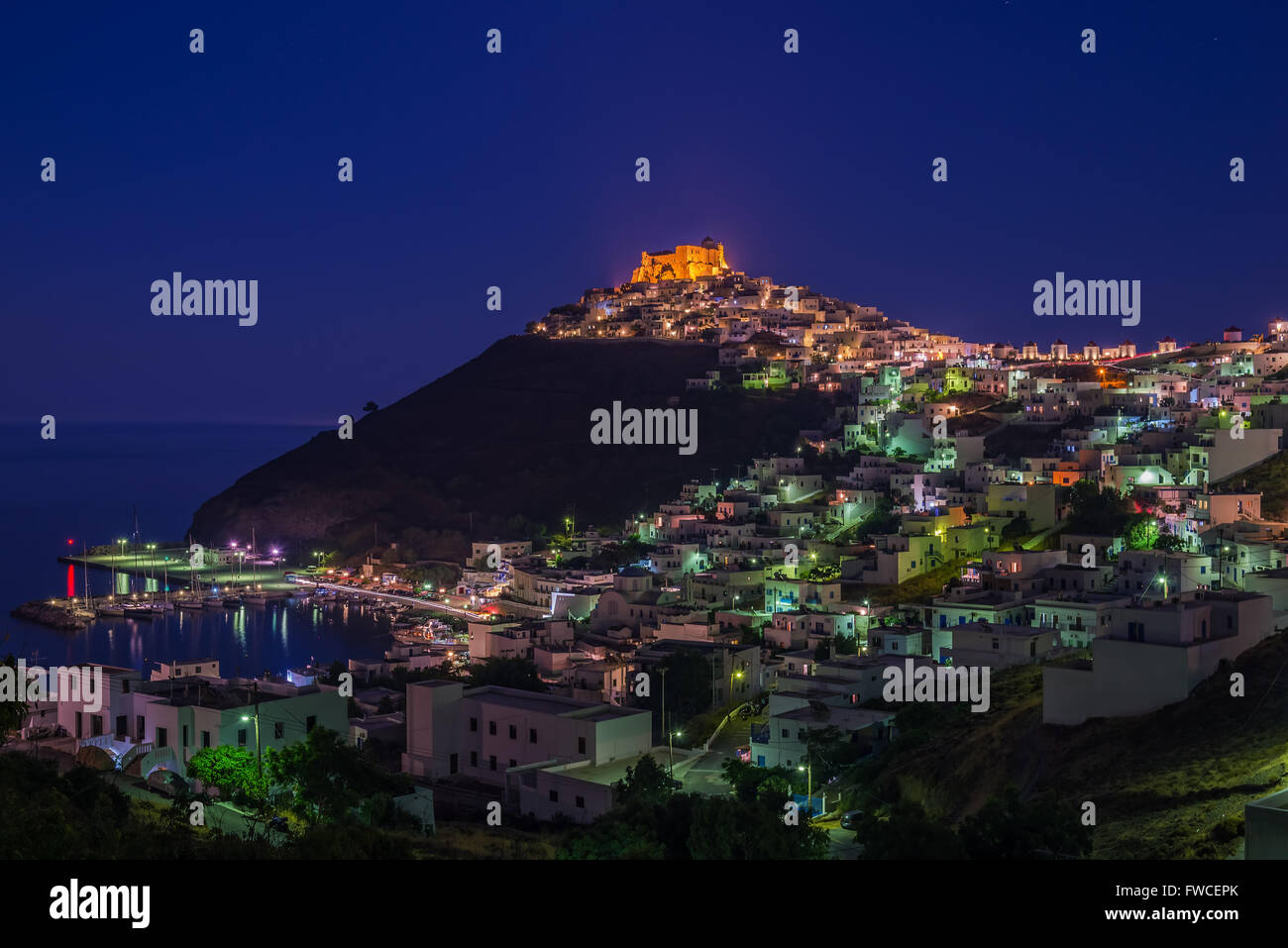 Astypalaia Insel Griechenland Nachtansicht von Chora und Hafen Stockfoto