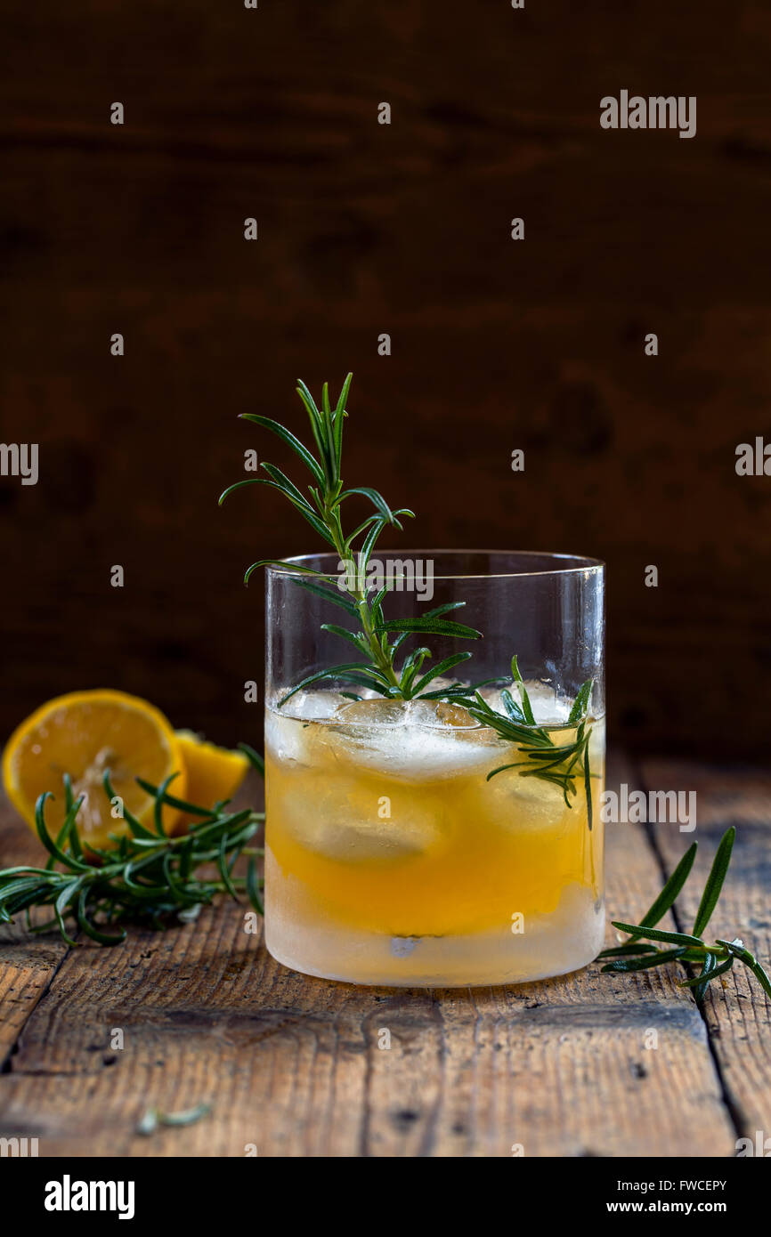 Whiskey Sour cocktail mit Rosmarin Stockfoto