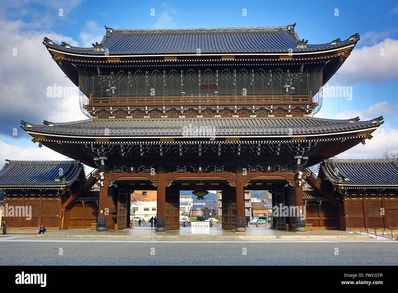 Gründer-Halle Tor am Higashi Honganji Tempel, dem östlichen Tempel des ursprünglichen Gelübdes, in Kyoto, Japan Stockfoto