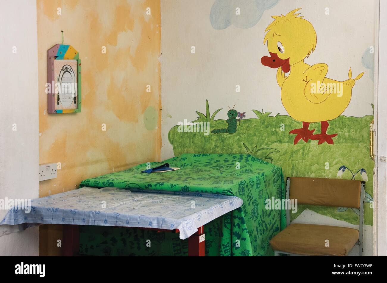 Odessa, Ukraine. Gelbe Ente gemalt an der Wand im Myakie Kinder Camp. Stockfoto