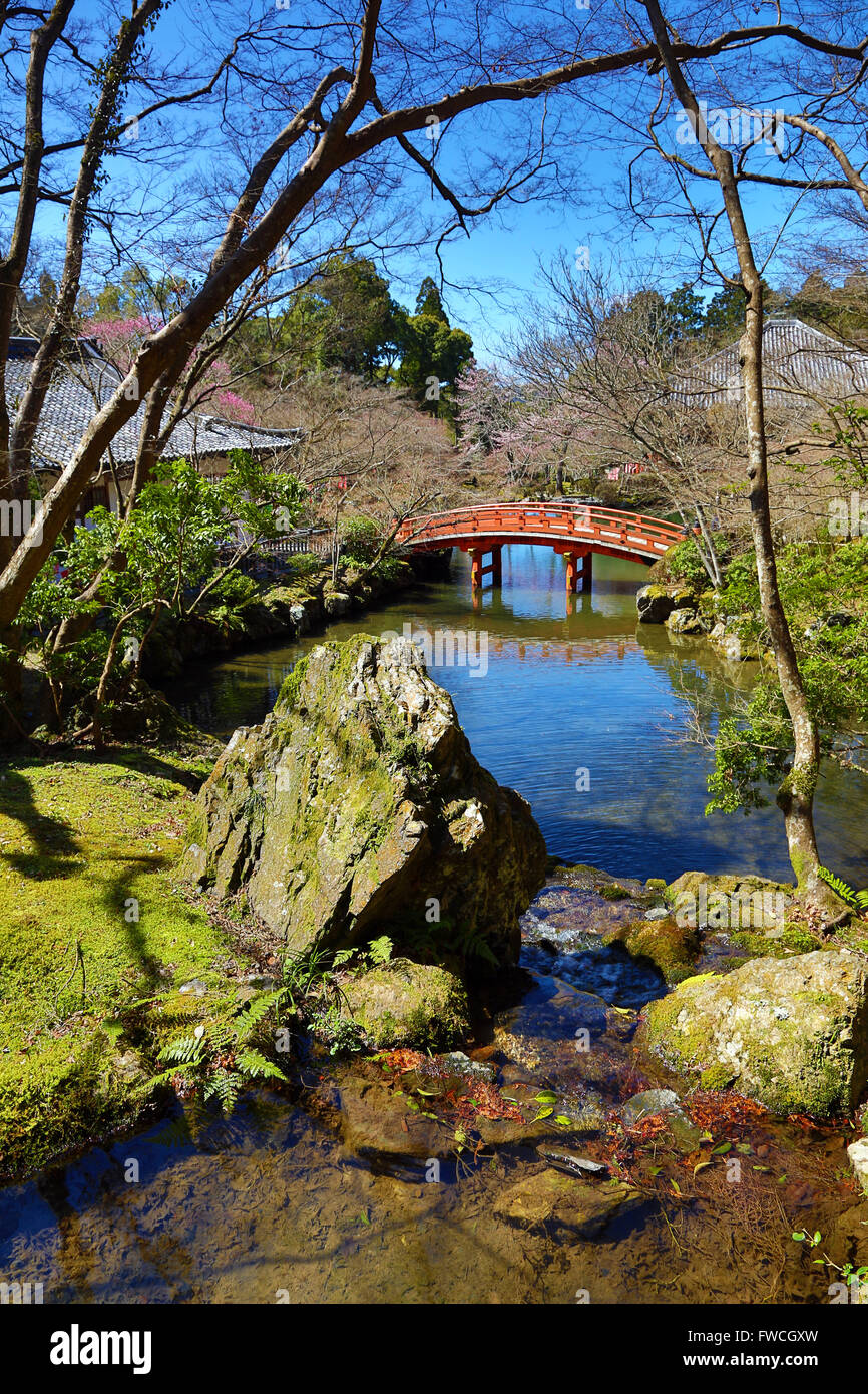 Japanischen Ziergarten und Holzbrücke am Daigoji buddhistischen Tempel in Kyoto, Japan Stockfoto