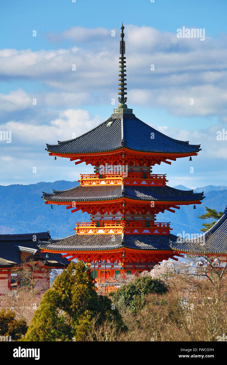 Orange dreistöckige Pagode in Kiyomizu-Dera-Tempel in Kyoto, Japan Stockfoto
