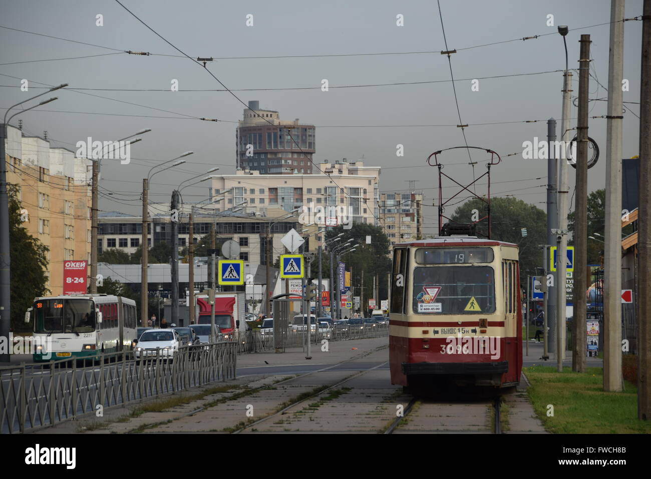 Straßenbahn auf Route 19 an der Savushkina Straße gepflastert Segregation in Sankt Petersburg, Russland Stockfoto