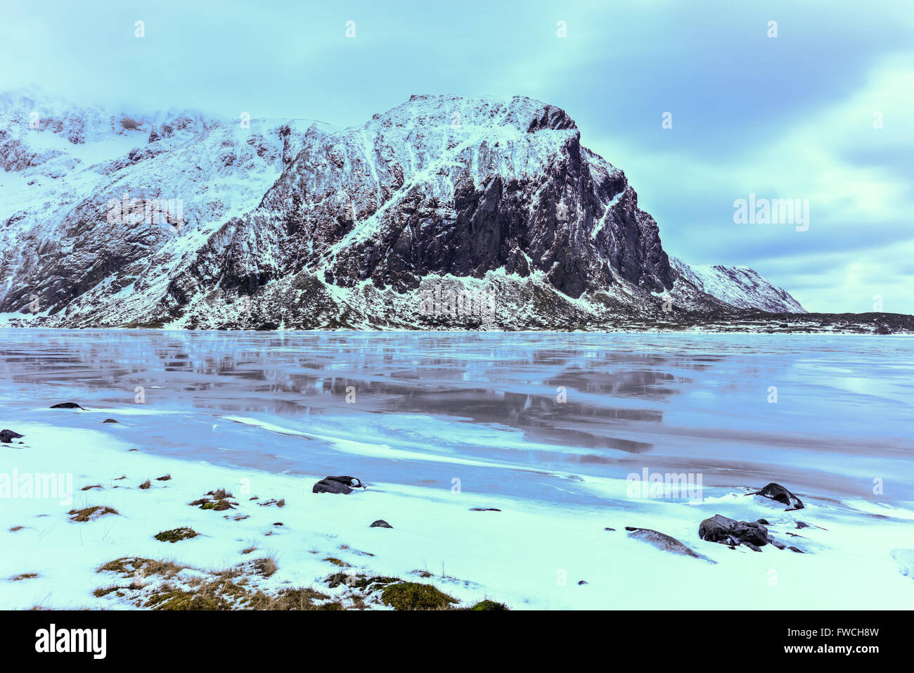 Malerischen Kiesstrand in Eggum, Lofoten-Inseln, Arktis, Norwegen, Skandinavien, Europa an einem Tag bewölkt, Winter. Stockfoto