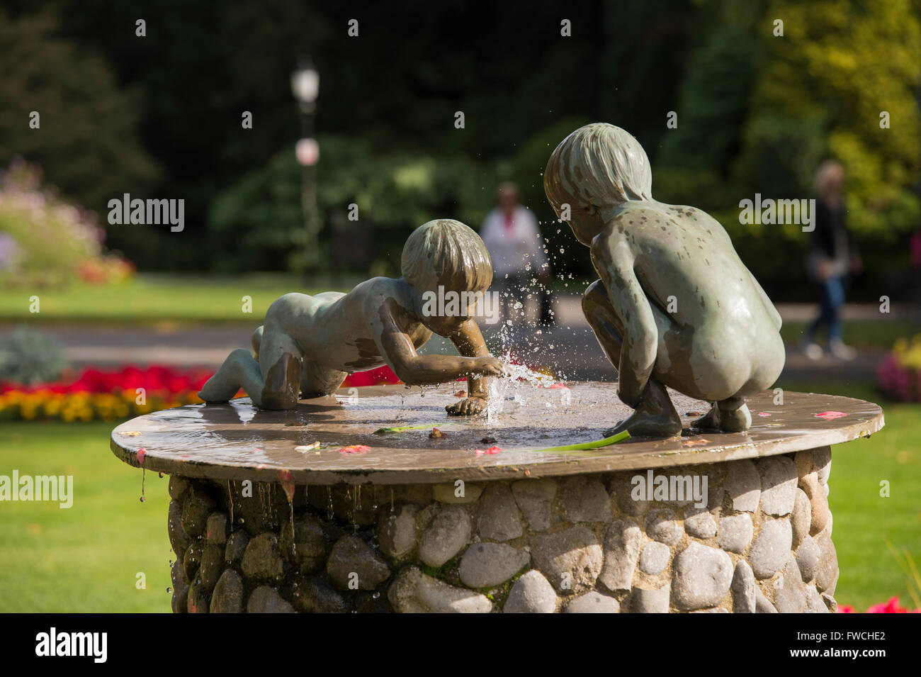 Valley Gardens, Harrogate, Yorkshire, England - Nahaufnahme von Skulptur, fließendem Wasser und Wassertropfen auf der Cherub Brunnen in diesem schönen Park. Stockfoto