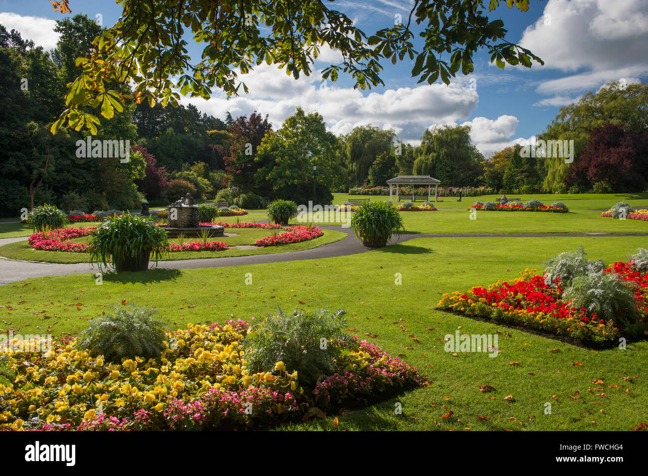 Valley Gardens, Harrogate, Yorkshire, England - schön angelegter Park mit Brunnen und helle, farbenfrohe Blumenbeete an einem sonnigen Sommertag. Stockfoto
