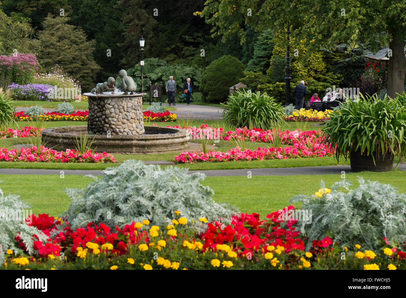 Valley Gardens, Harrogate, Yorkshire, England - schöner Park mit hellen, bunten Blumenbeeten, Brunnen und Menschen entspannen. Stockfoto