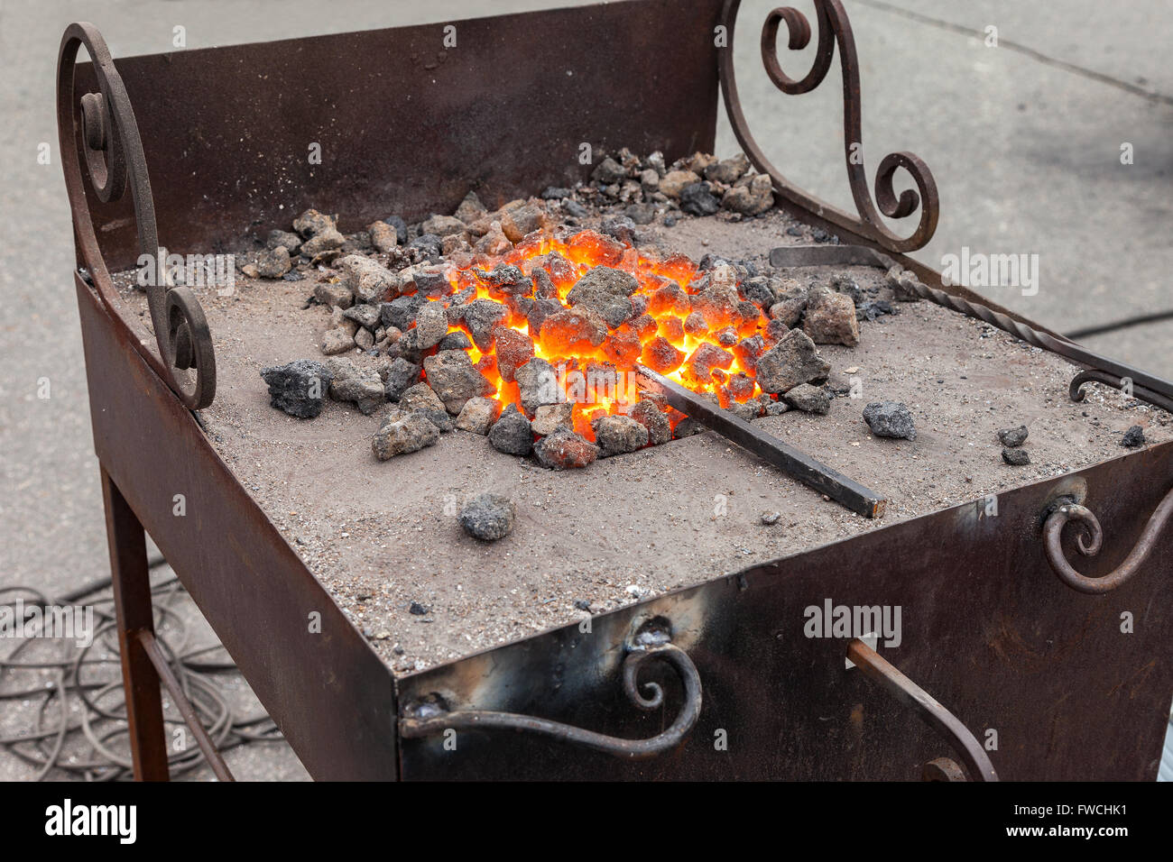 Feuer in der Schmiede, wo Eisenwerkzeuge gefertigt werden, zu schmieden Stockfoto