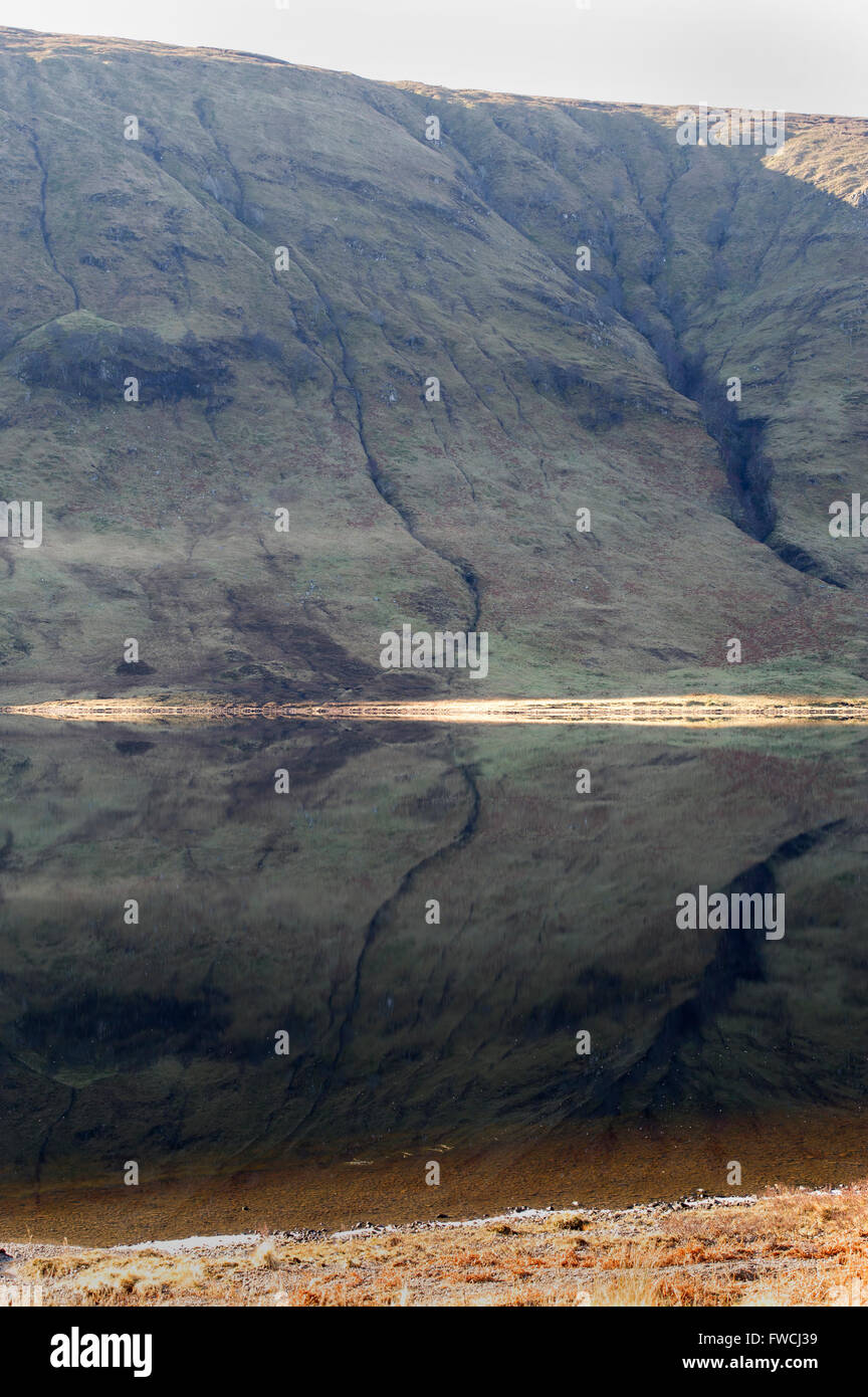 Berg, reflektiert im Spiegel der perfekt noch Loch Wasser in den schottischen Highlands, North Coast 500 Route A832 Stockfoto