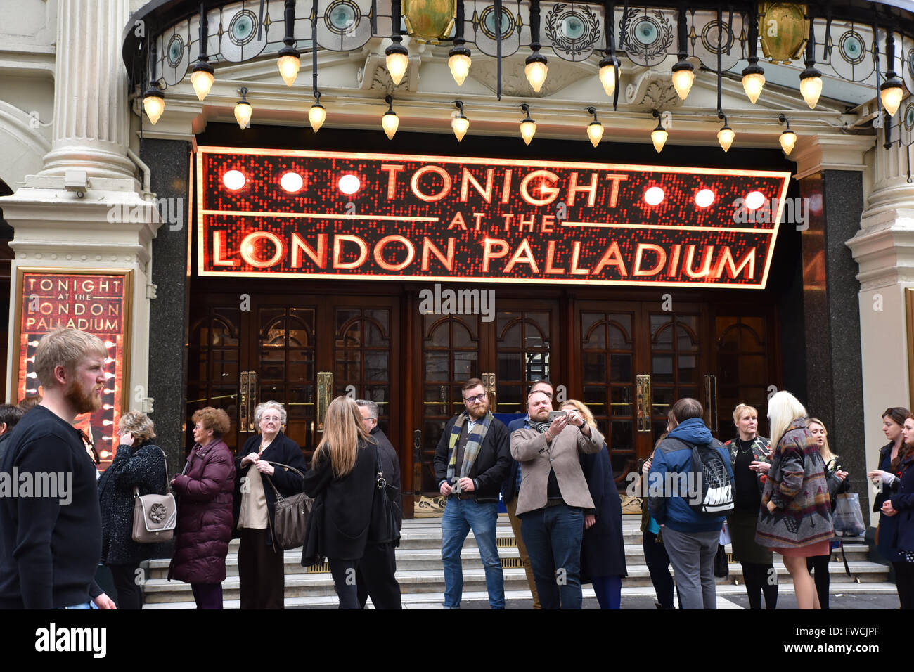 Oxford Circus, London, UK. 3. April 2016. Heute Abend im London Palladium, riesigen Warteschlange für den Palladium-Host Bradley Walsh Stockfoto