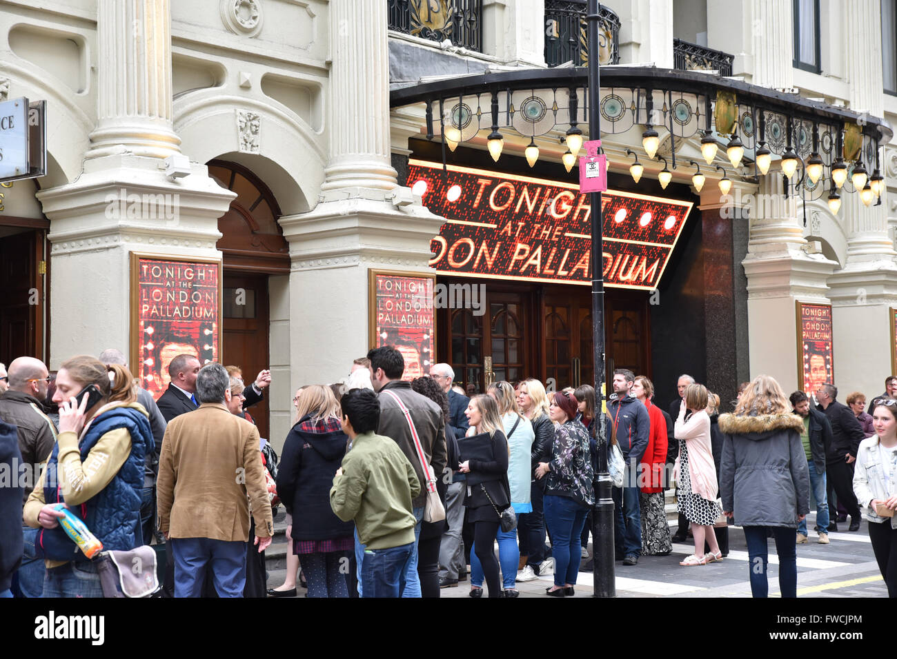 Oxford Circus, London, UK. 3. April 2016. Heute Abend im London Palladium, riesigen Warteschlange für den Palladium-Host Bradley Walsh Stockfoto