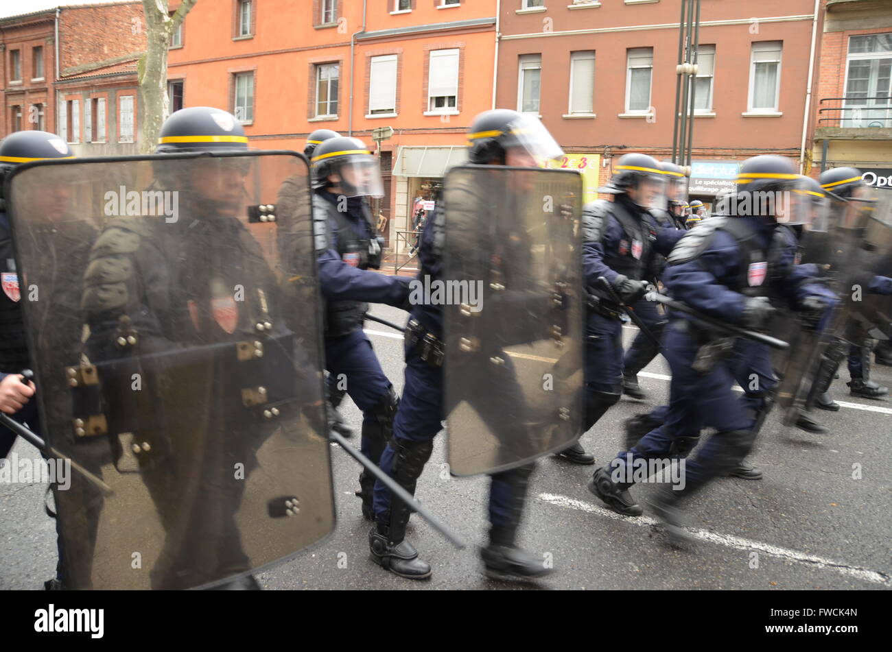 Französisch riot Polizei in Aktion in Toulouse, Südwesten von Frankreich, während einer Demonstration gegen ein neues Arbeitsgesetz Gouvernment. Stockfoto