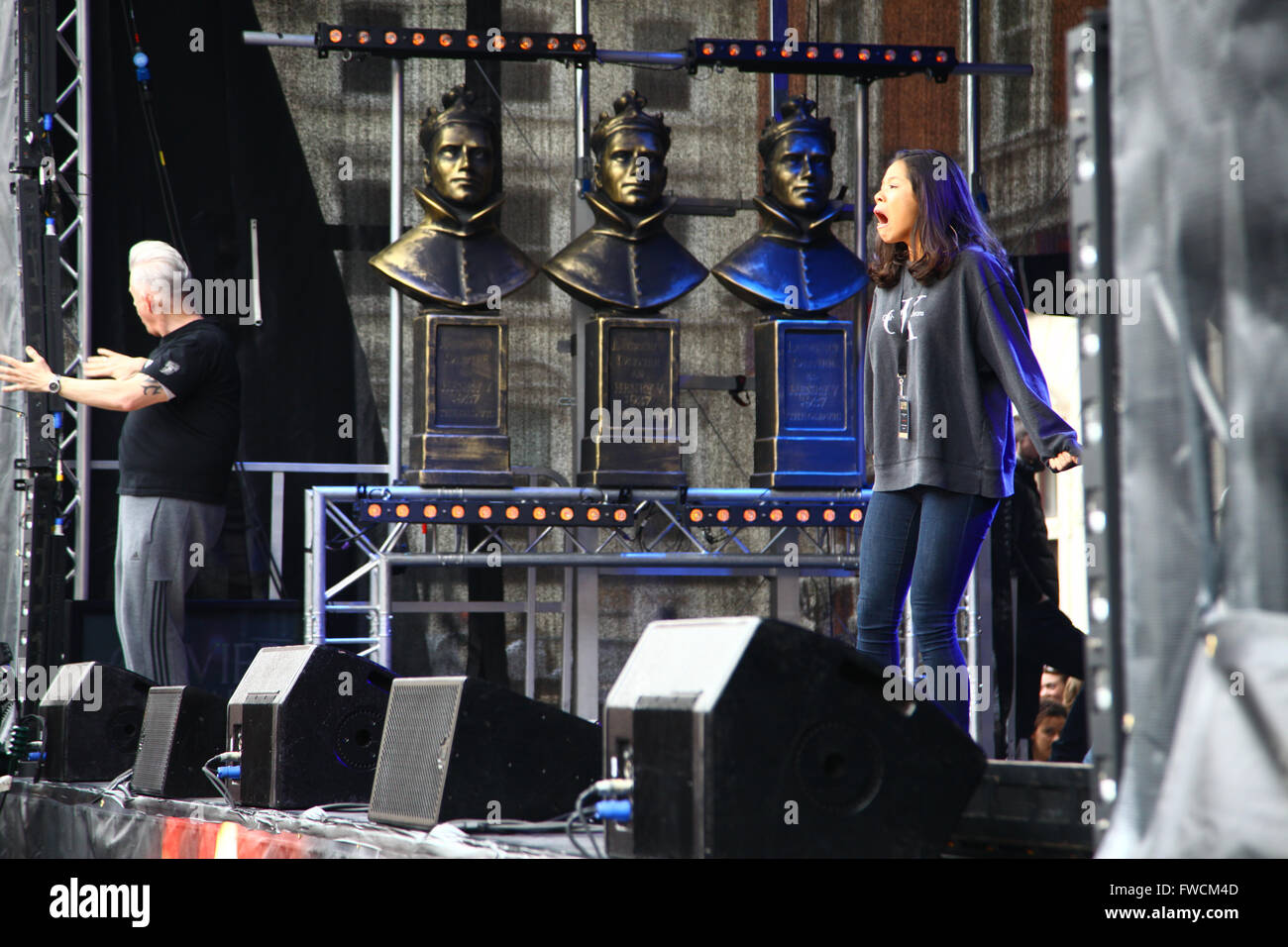 Covent Garden, London führt 3. April 2016 - Kerry Ellis auf ITV Bühne vor einer großen Menschenmenge in Covent Garden vor diesem Abend Olivier Awards. Bildnachweis: Dinendra Haria/Alamy Live-Nachrichten Stockfoto