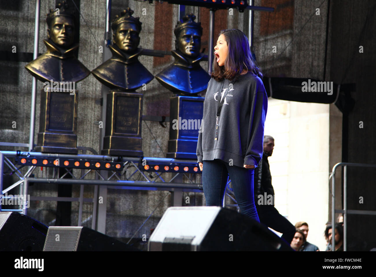 Covent Garden, London 3. April 2016 - Kerry Ellis führt auf ITV Bühne vor einer großen Menschenmenge in Covent Garden vor diesem Abend Olivier Awards Credit: Dinendra Haria/Alamy Live News Stockfoto