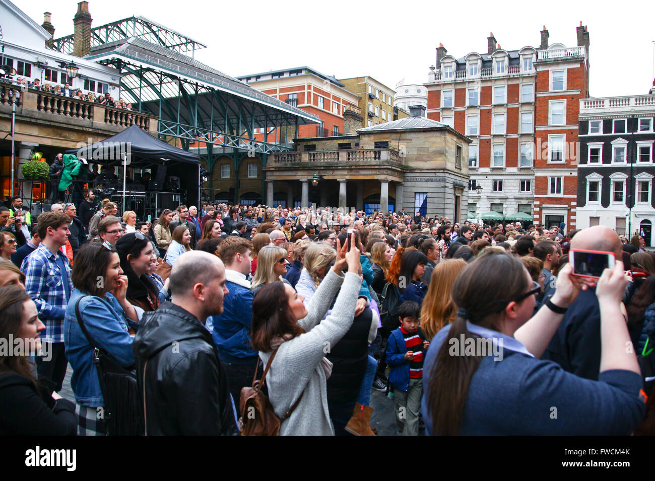 Covent Garden, London 3. April 2016 - Menge versammeln sich vor ITV Bühne in Covent Garden zu sehen, die Leistung vor diesem Abend Olivier Awards Credit: Dinendra Haria/Alamy Live News Stockfoto