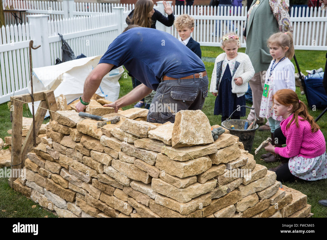 Ascot, Großbritannien. 3. April 2016. Eine Darstellung der Stein Trockenbau an des Prinzen Landschaft Fonds Renntag in Ascot Racecourse. Bildnachweis: Mark Kerrison/Alamy Live-Nachrichten Stockfoto