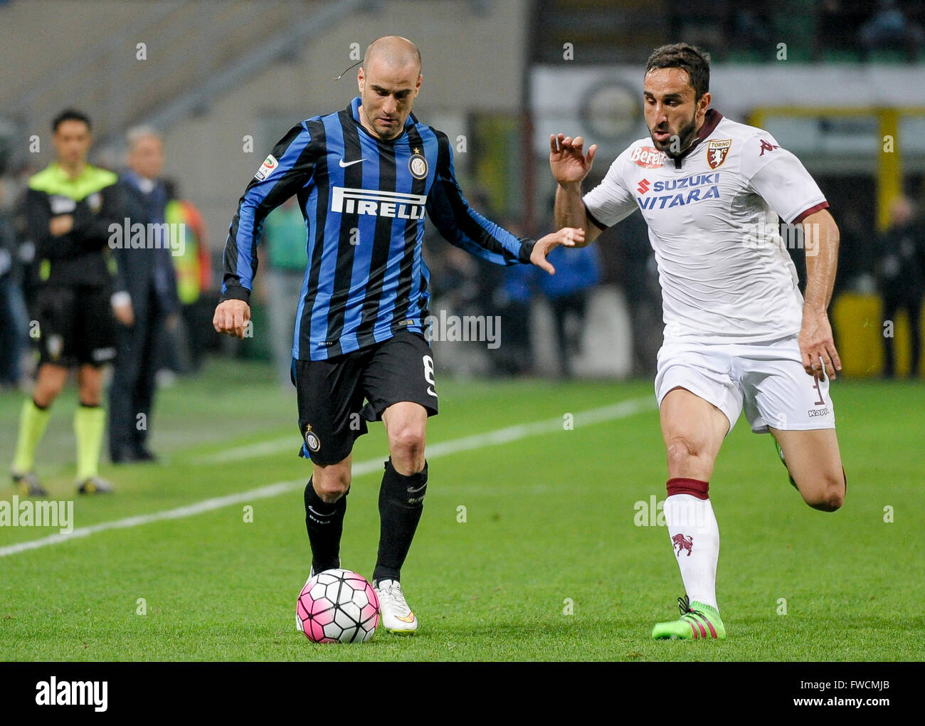 Mailand, Italien. 3. April 2016: Rodrigo Palacio (links) und Cristian Molinaro kämpfen um den Ball während der Serie A Match zwischen FC Internazionale und Torino FC im Giuseppe-Meazza-Stadion. Bildnachweis: Nicolò Campo/Alamy Live-Nachrichten Stockfoto