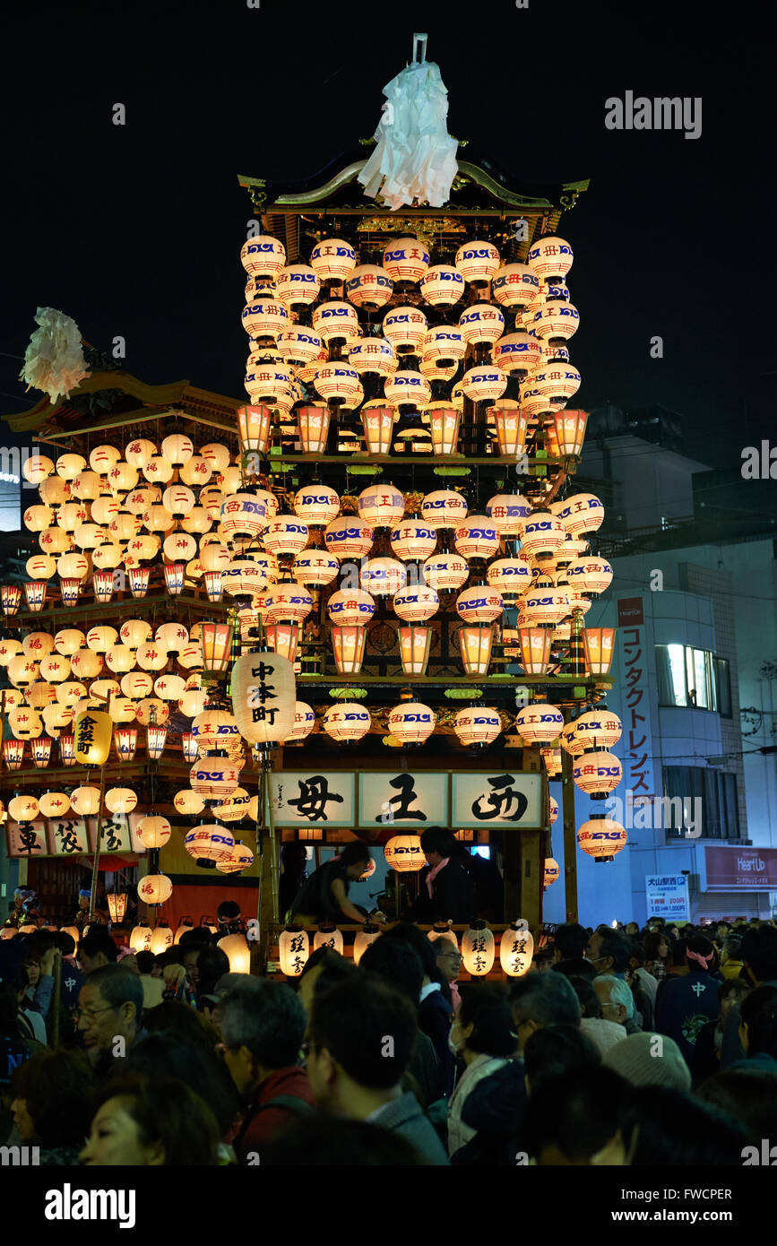 2. April 2016 - schwebt traditionelle japanische Bahnhofsvorplatz Inuyama. Jeder Schwimmer ist mit 365 Laternen geschmückt. Das Festival 1635 stammende findet jährlich am ersten Samstag und Sonntag im April. © Julian Krakowiak/AFLO/Alamy Live-Nachrichten Stockfoto