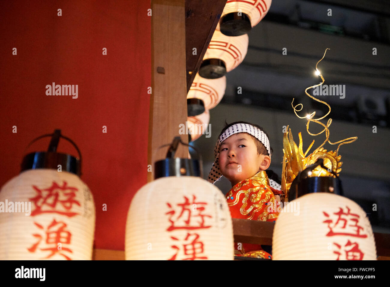 2. April 2016 - junge Teilnehmer von Inuyama Frühlingsfest sitzt auf einem Schwimmer. Das Festival 1635 stammende findet jährlich am ersten Samstag und Sonntag im April. © Julian Krakowiak/AFLO/Alamy Live-Nachrichten Stockfoto