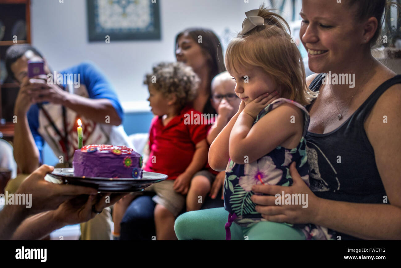 La Habra, Kalifornien, USA. 3. April 2016. DELANEY Kammern, 4 La Habra, Kalifornien, sitzt auf der Mutter Schoß, KRISTEN CHAMBERS, rechts, mit ihrem eigenen kleinen Geburtstagskuchen präsentiert. Sie bereitete ihr Kerze ausblasen und machen einen Wunsch. Großfamilie feierte ihre Geburtstagsparty im Wohnzimmer ihrer Familie. © Bruce Chambers/ZUMA Draht/Alamy Live-Nachrichten Stockfoto