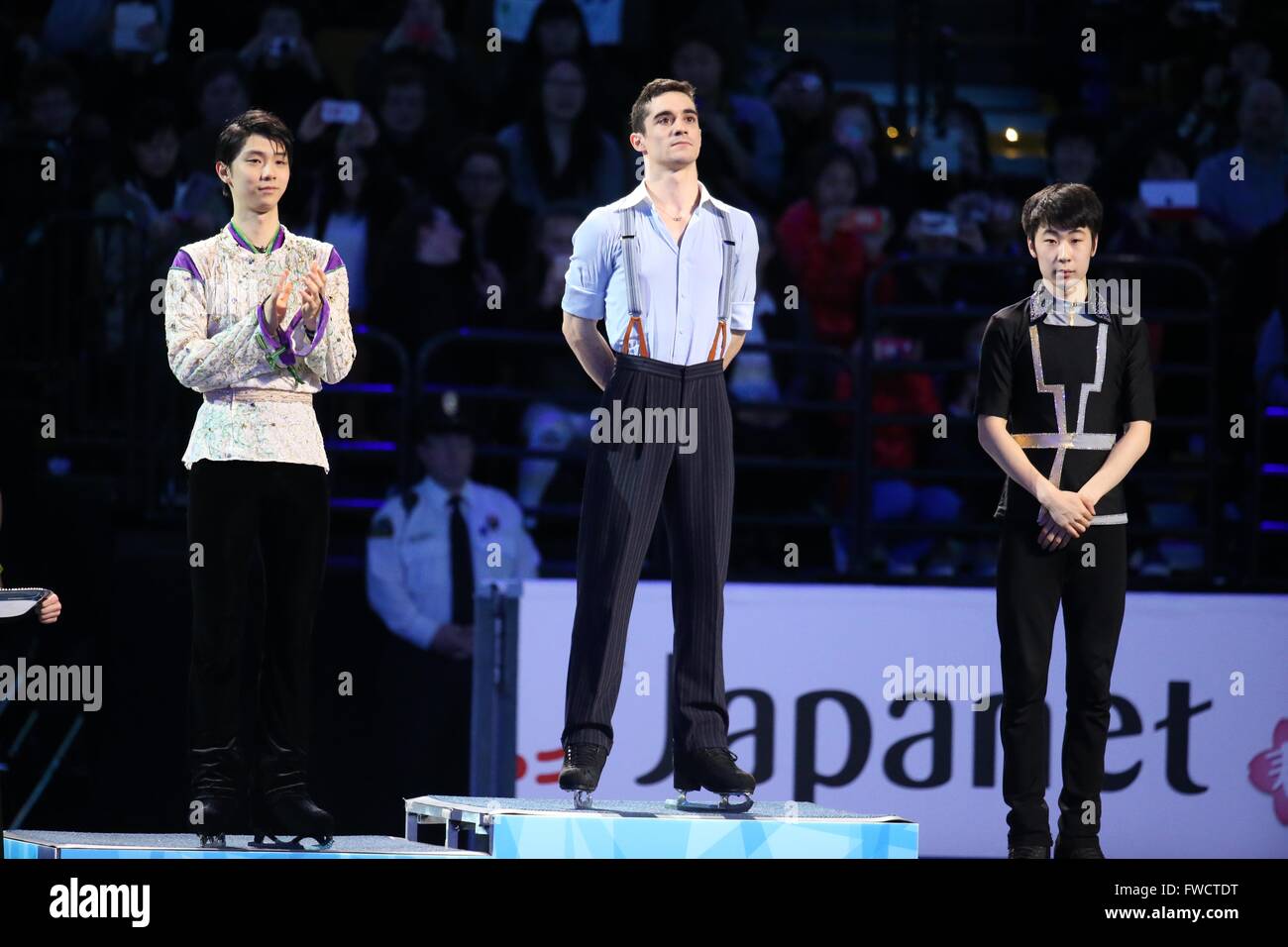 Boston, Massachusetts, USA. 1. April 2016. (L-R) Yuzuru Hanyu (JPN), Javier Fernandez (ESP), Jin Boyang (CHN) Eiskunstlauf: Silbermedaillengewinner Yuzuru Hanyu Japans, Goldmedaillengewinner Javier Fernandez von Spanien und Bronzemedaillengewinner Jin Boyang von China stehen auf dem Podium bei der Männer Singles-Preisverleihung am Tag fünf von der ISU World Figure Skating Championships im TD Garden in Boston, Massachusetts, Vereinigte Staaten. © Hitoshi Mochizuki/AFLO/Alamy Live-Nachrichten Stockfoto