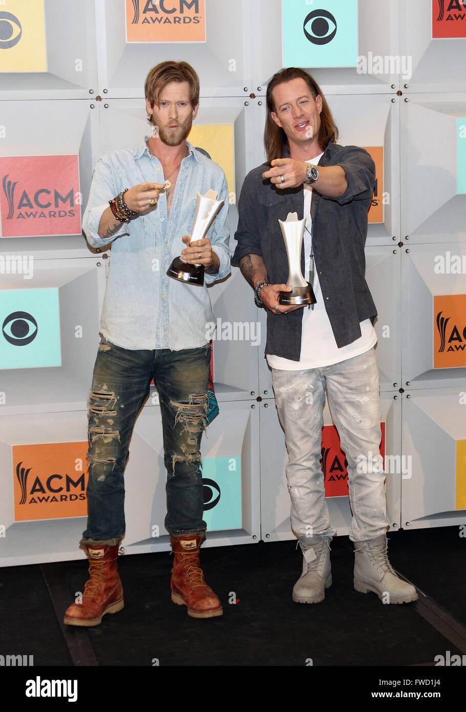 Brian Kelley, Tyler Hubbard von Florida Georgia Line im Presseraum für 51st Awards der Academy Of Country Music (ACM) - Press Room, MGM Grand Garden Arena, Las, NV 3. April 2016. Foto von: James Atoa/Everett Collection Stockfoto