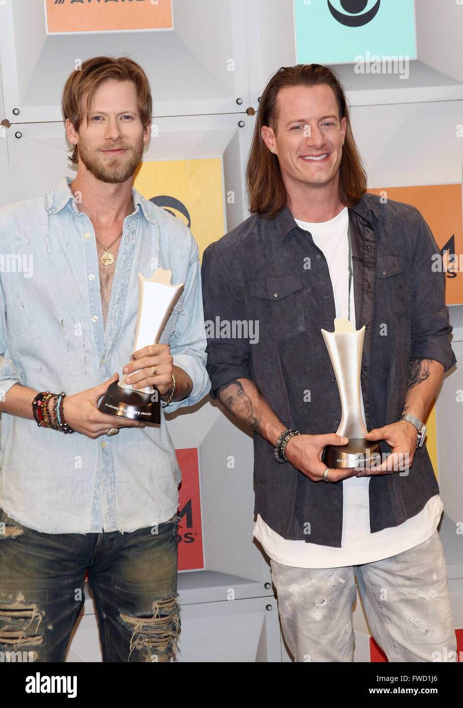Brian Kelley, Tyler Hubbard von Florida Georgia Line im Presseraum für 51st Awards der Academy Of Country Music (ACM) - Press Room, MGM Grand Garden Arena, Las, NV 3. April 2016. Foto von: James Atoa/Everett Collection Stockfoto