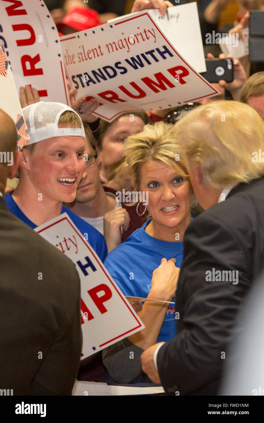 West Allis, Wisconsin USA - 3. April 2016 - Donald Trump gibt Autogramme und spricht mit Wähler nach einer Rallye, wie er für die republikanische Nominierung zum Präsidentschaftskandidaten Kampagnen. Bildnachweis: Jim West/Alamy Live-Nachrichten Stockfoto