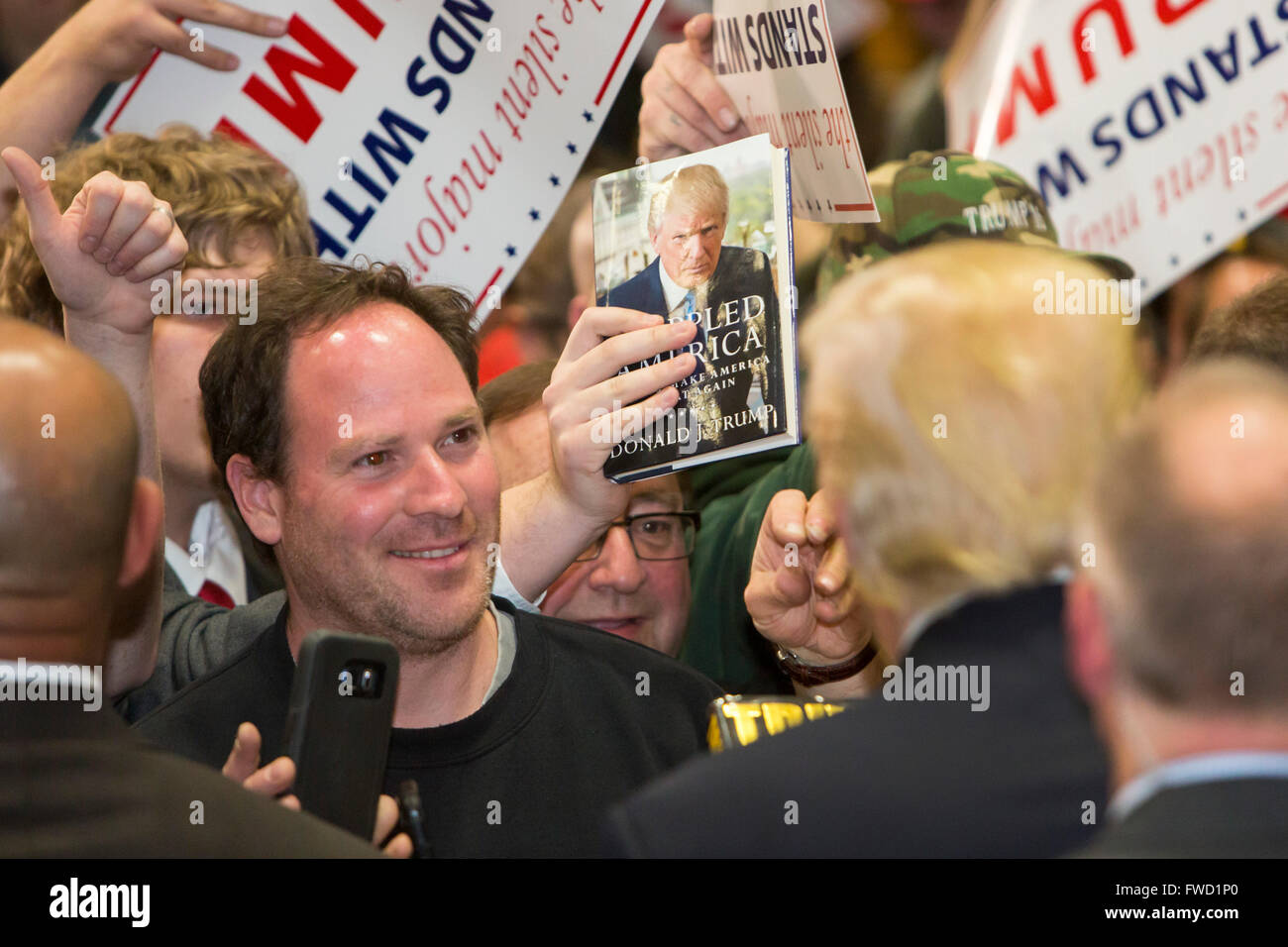 West Allis, Wisconsin USA - 3. April 2016 - Donald Trump gibt Autogramme und spricht mit Wähler nach einer Rallye, wie er für die republikanische Nominierung zum Präsidentschaftskandidaten Kampagnen. Bildnachweis: Jim West/Alamy Live-Nachrichten Stockfoto