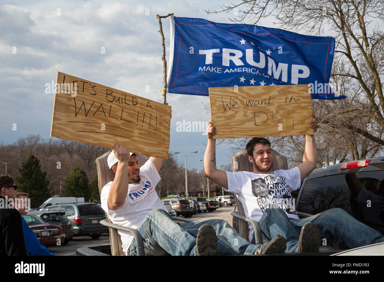 West Allis, Wisconsin USA - 3. April 2016 - zwei Männer in einen pickup Trumpf halten Sperrholz-Zeichen vor einem Donald Trump-Kampagne-Rallye. Bildnachweis: Jim West/Alamy Live-Nachrichten Stockfoto