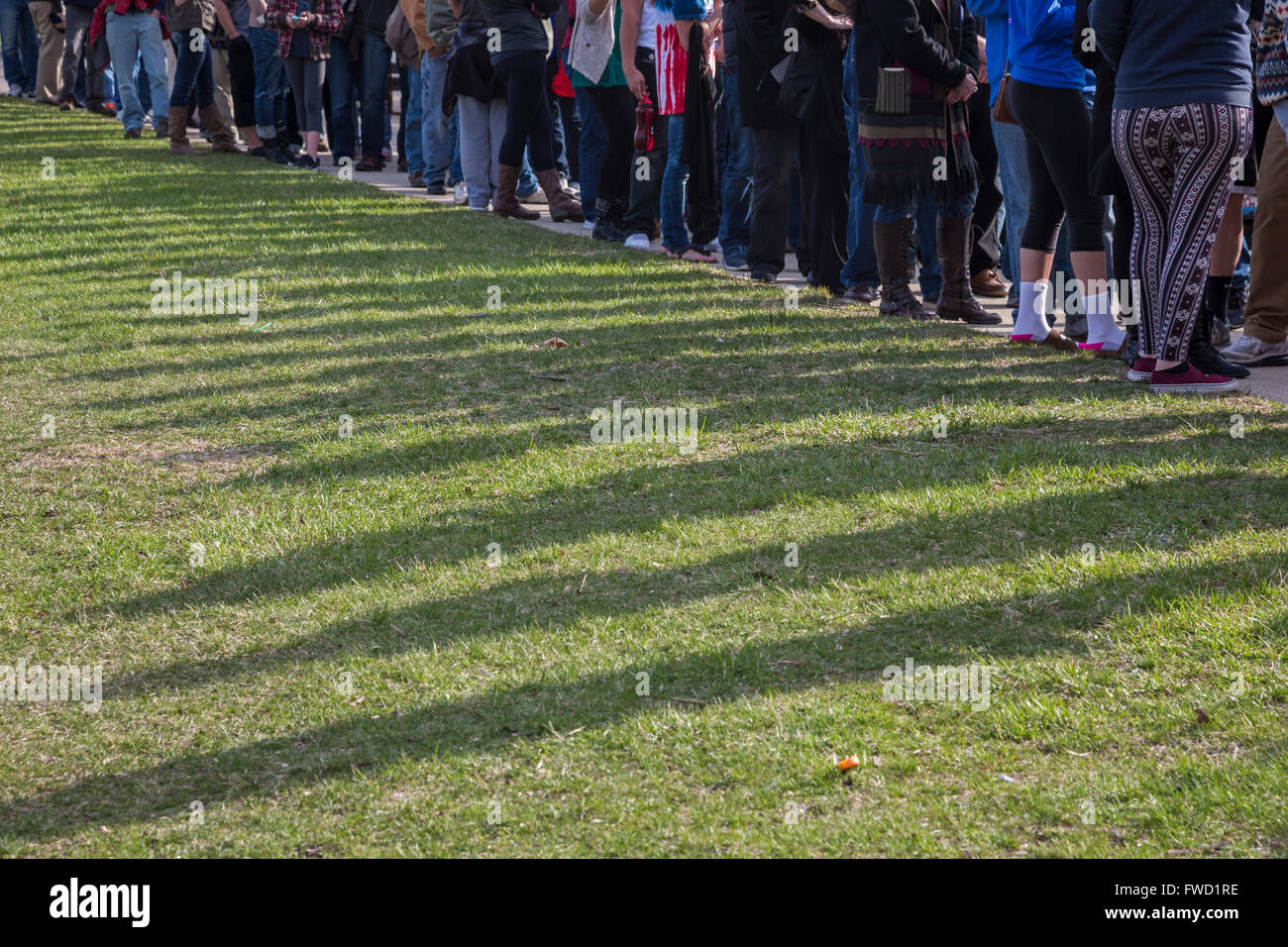 West Allis, Wisconsin USA - 3. April 2016 - warten Menschen in einer langen Schlange für die Zulassung zu einem Donald Trump-Kampagne-Rallye. Bildnachweis: Jim West/Alamy Live-Nachrichten Stockfoto