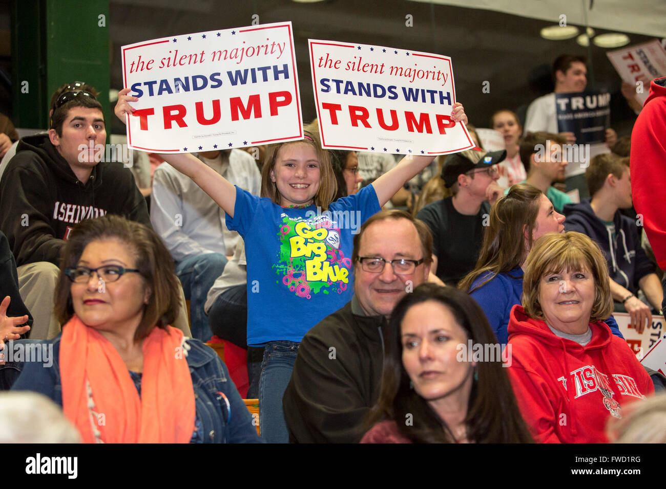 West Allis, Wisconsin USA - 3. April 2016 - ein Mädchen hält Zeichen während des Wartens auf eine Donald Trump-Kampagne-Rallye zu beginnen. Bildnachweis: Jim West/Alamy Live-Nachrichten Stockfoto