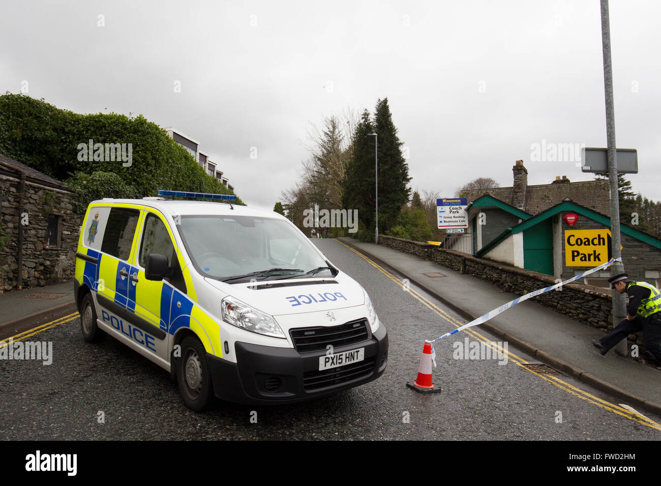 Bowness auf Windermere, Cumbria, England. 4. April 2016. Notdienste Umgang mit schweren Verkehrsunfall auf die A592 in Windermere, Verkehr mit geschlossen als Ergebnis ein Abschnitt der Straße. Polizei wurde gerufen, um den Vorfall um 15:00 heute (April (4) an der Kreuzung der Glebe Road, Windermere, nach einem Bericht von einem Fahrzeug Verkehr Verkehrsunfall. Autofahrer werden gebeten, den Bereich vermeiden und verwenden alternative Routen Credit: Gordon Shoosmith/Alamy Live News Stockfoto